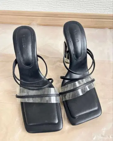YELLO 블랙 비쥬 힐 샌들