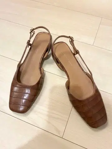ADAM ET ROPE 악어 엠보싱 백 스트랩 펌프스 브라운