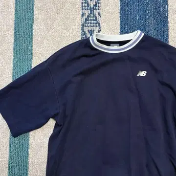 짧은 기장 넓은 가슴 너비 NEWBALANCE 뉴발란스 T셔츠