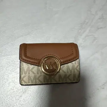 MICHAEL KORS 3단 폴더형 지갑 MK 로고 브라운