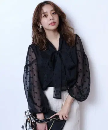 저스길리티 시어 도트 보타이 블라우스 아푸와이저 리셰 블랙