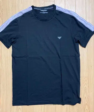 새상품 EMPORIO ARMANI T셔츠 M
