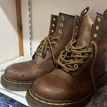 Dr. Martens 8홀 부츠 브라운