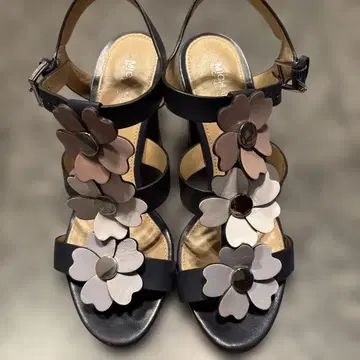 MICHAEL KORS 플라워 모티브 샌들