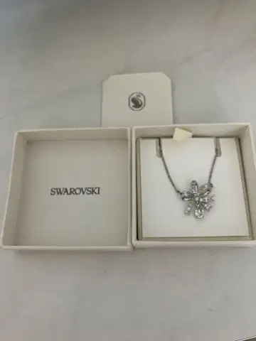 SWAROVSKI 리본 모티브 목걸이