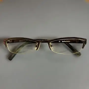 less than human 안경