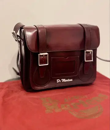 Dr. Martens 스테디셀러 아이템 사첼백