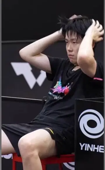왕추친 티셔츠 리닝 콜라보