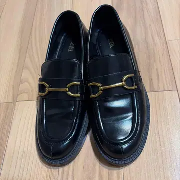 ZARA 천연 가죽 비트 로퍼 블랙