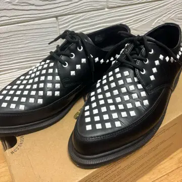Dr. Martens 로퍼 스터드 부착
