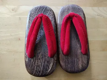 나막신 나뭇결 무늬 빨간 코