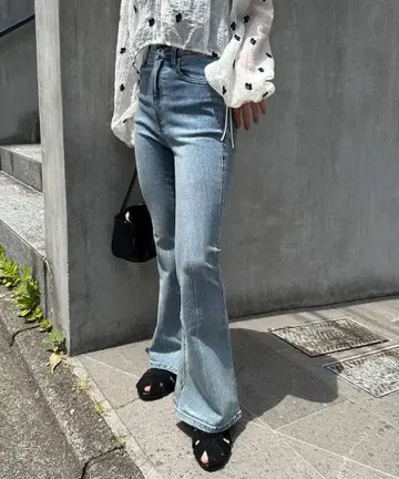 안쪽 슬릿 벨 보텀 데님 팬츠