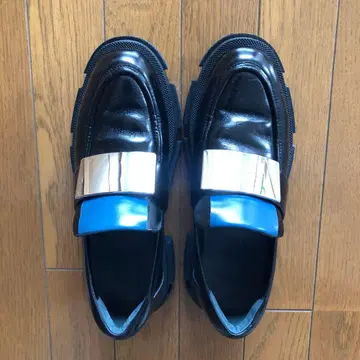 가격 인하 MANA 메탈 플레이트 통굽 로퍼 블랙
