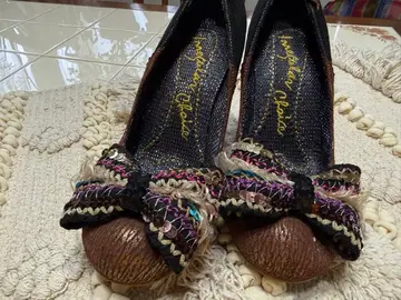 세련된 Irregular Choice 스팽글 리본 38 라메