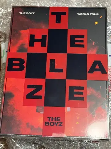 THE BOYZ THE BLAZE WORLD TOUR QR 본체