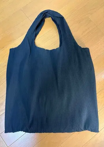 cos 플리츠 토트백 블랙