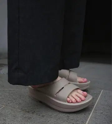 OOFOS 샌들 베이지
