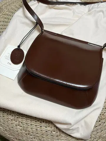 TOUT Y EST 투티에 CAJOU MINI BROWN