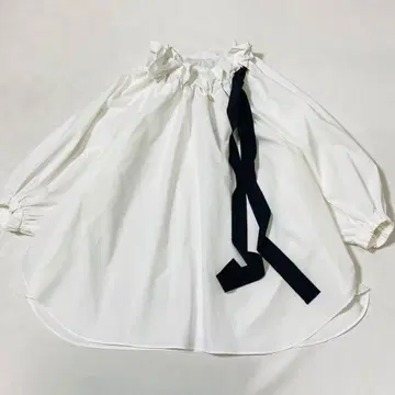 에센 로트레아몽 넥 개더 리본 블라우스 화이트