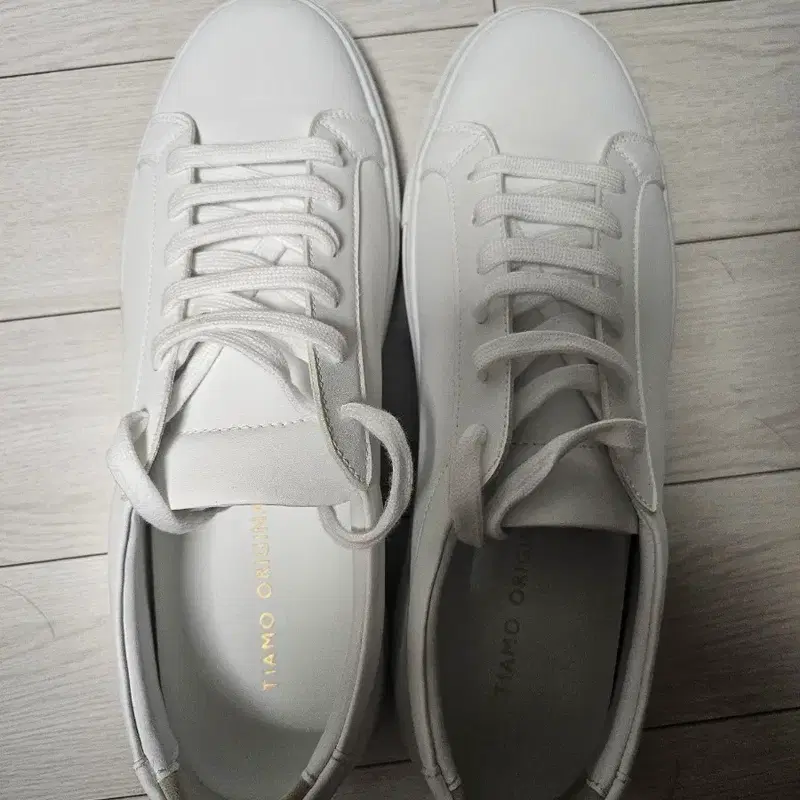 티아모 키높이 5.5cm 스니커즈 흰,검 두색상 팝니다