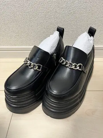새상품 요스케 YOSUKE 통굽 로퍼 22.5cm 블랙 컬러