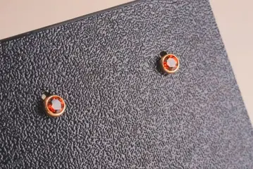 K10 빨간색 보석 귀걸이 귀금속 무게 약 0.3g