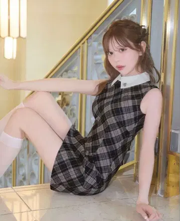 미셸 마카롱 체크 무늬 카라 부착 슬리브리스 원피스