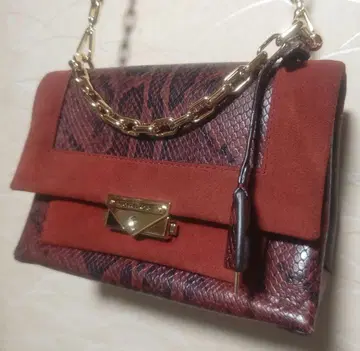 MICHAEL KORS 스네이크 패턴 숄더백 빨간색 열쇠 포함