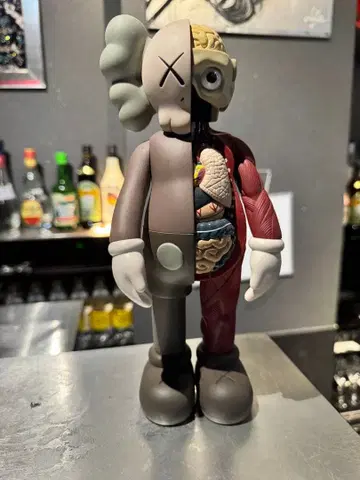KAWS Flayed Companion 피규어 브라운