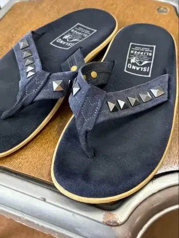 ISLAND SLIPPER 스터드 스웨이드 샌들 네이비