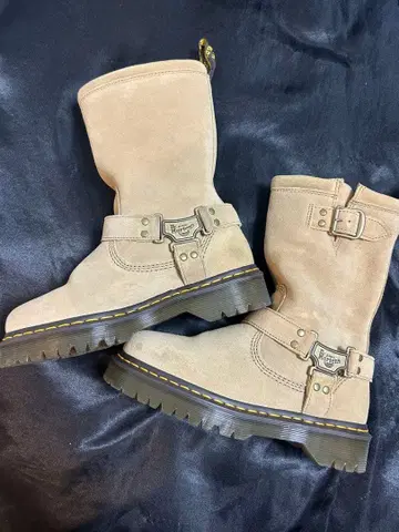Dr. Martens 엔지니어 부츠 베이지 스웨이드 UK6