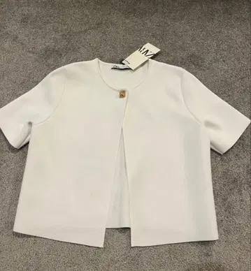 새상품 ZARA 화이트 반팔 크롭 기장 상의 M 사이즈