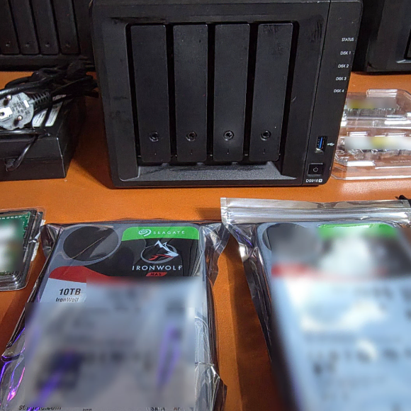 시놀로지 DS918+ 램 4G + 아이언울프 20TB
