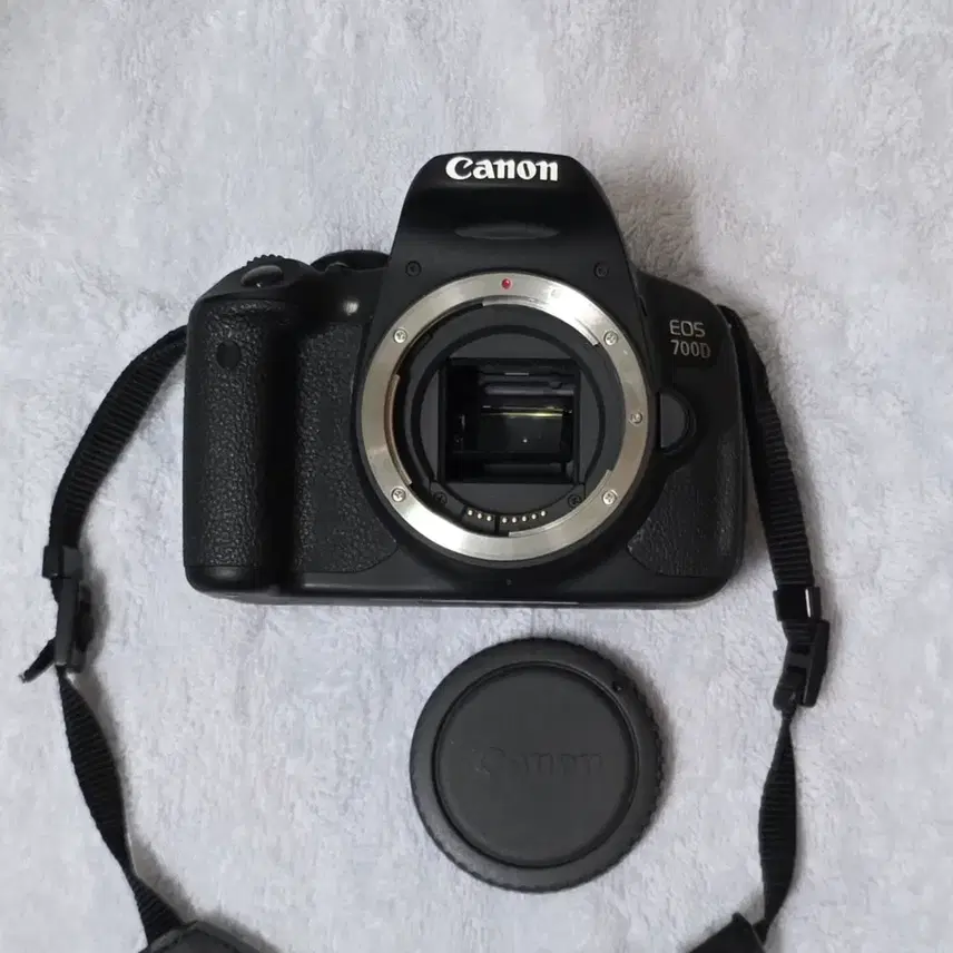 캐논 EOS 700D DSLR 카메라 팝니다.