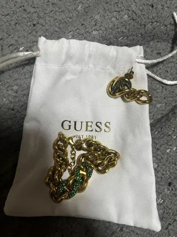 GUESS 골드 체인 팔찌 & 귀걸이 그린 스톤