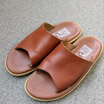 ISLAND SLIPPER 브라운 가죽 샌들