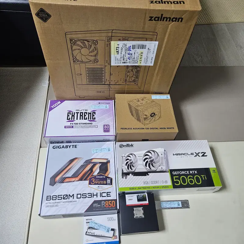 (미개봉)라이젠7800X3D 램16 이엠텍RTX5060Ti 화이트본체!~