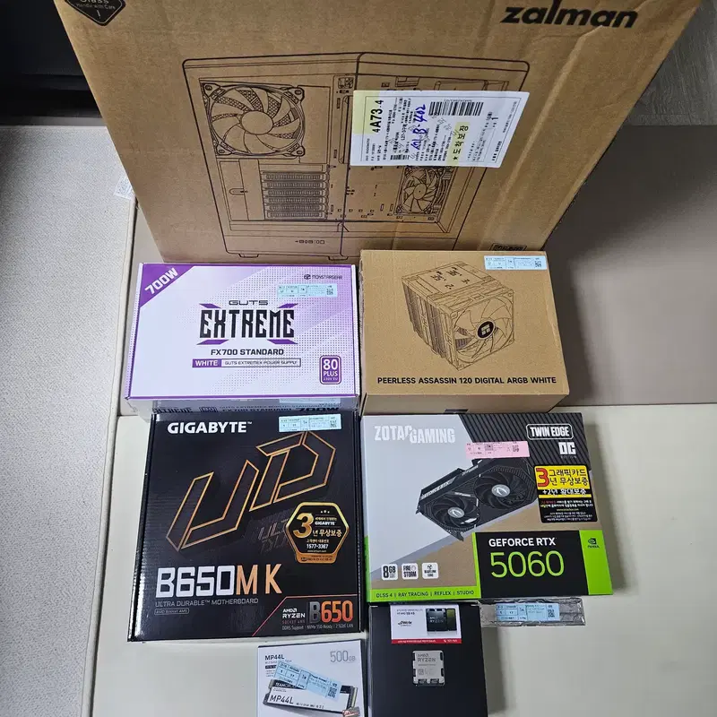 (미개봉)라이젠7800X3D 램16 조텍RTX5060 화이트본체!~
