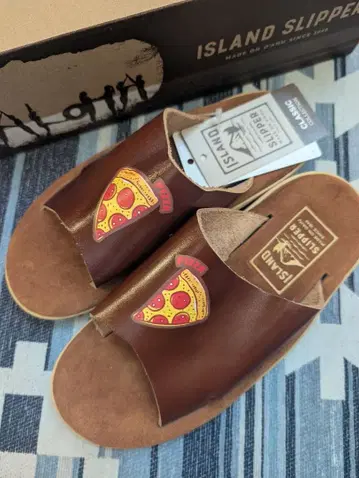 새상품 ISLAND SLIPPER 피자 패턴 가죽 샌들