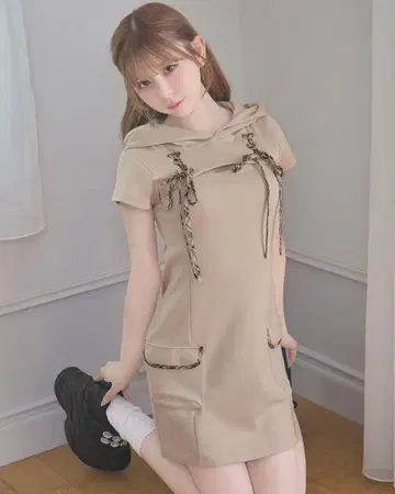 미셸 마카롱 후드 부착 레이스업 미니 원피스