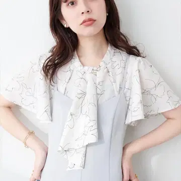내추럴 꾸뛰르 골드바 포함 보타이 블라우스