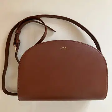 A.P.C. 하프문 숄더백