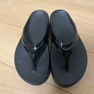 OOFOS 오메가 샌들 통굽 블랙 W8 EU39