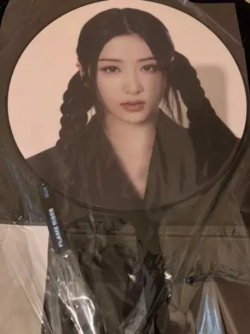 르세라핌 허윤진 부채 FLAME RISES