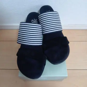 [새상품급] ISLAND SLIPPER 웨지 샌들 블랙 보더 사이즈 9