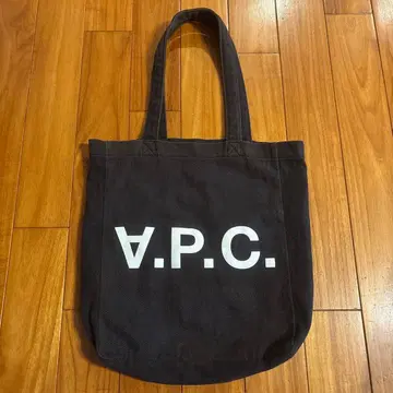 A.P.C. 토트백 블랙 로고 프린트
