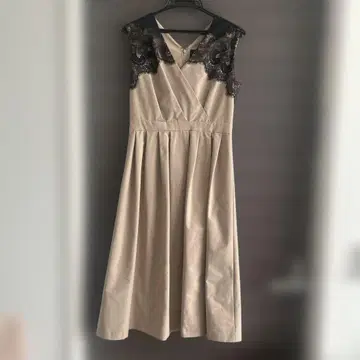 유나이티드 애로우즈 베이지 x 블랙 레이스 슬리브리스 원피스