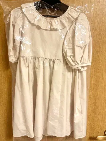 로지몬스터 화이트 프릴 퍼프 슬리브 블라우스 백리본