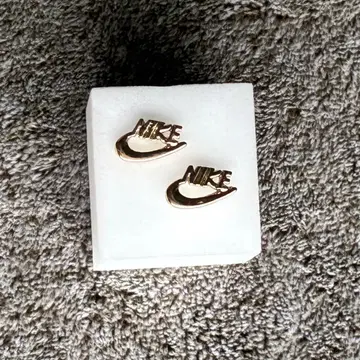 NIKE 로고 귀걸이 골드 컬러