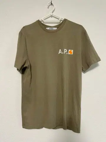 A.P.C. x CARHART 카키 로고 T셔츠